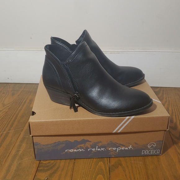 Pacifica | LIKE NEW IN BOX Black Zip Up Ankle Booties - Picture 2 of 5